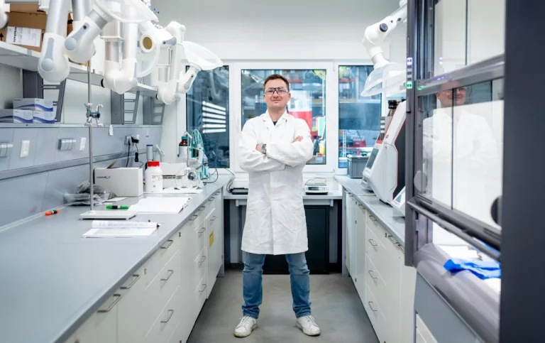 Dr rer. nat. Albert Paparo, laboratory manager and doctor of chemistry, in his laboratory