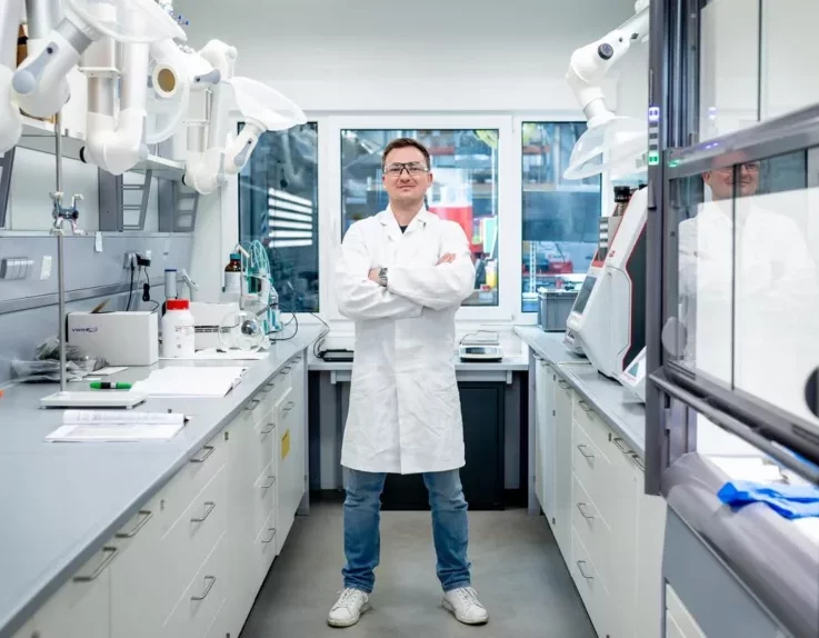 Dr rer. nat. Albert Paparo, laboratory manager and doctor of chemistry, in his laboratory