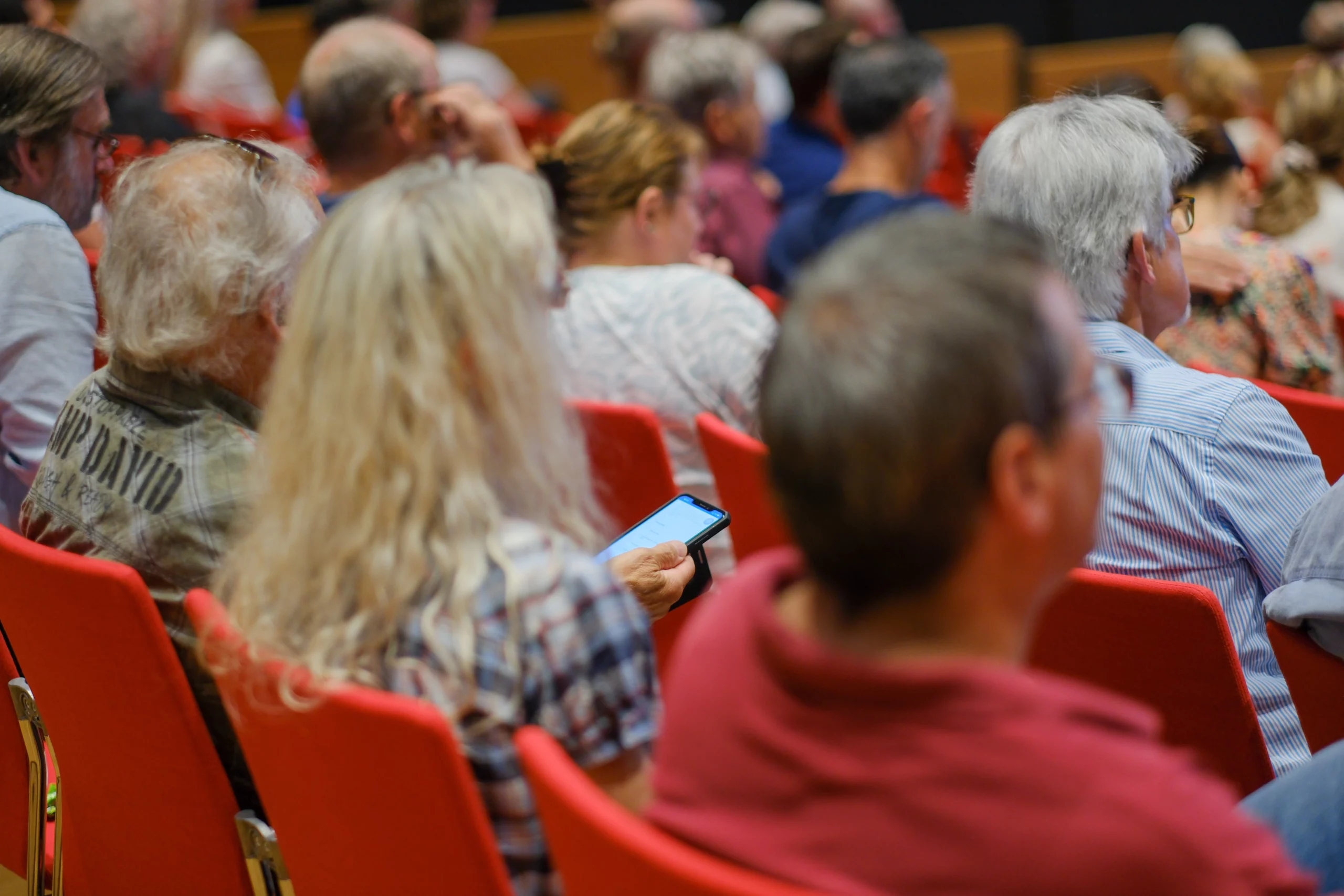 Akionärinnen und Aktionäre der enespa ag bei der elektronischen Abstimmung im Plenum des Würth Hauses in Rorschach St.Gallen.