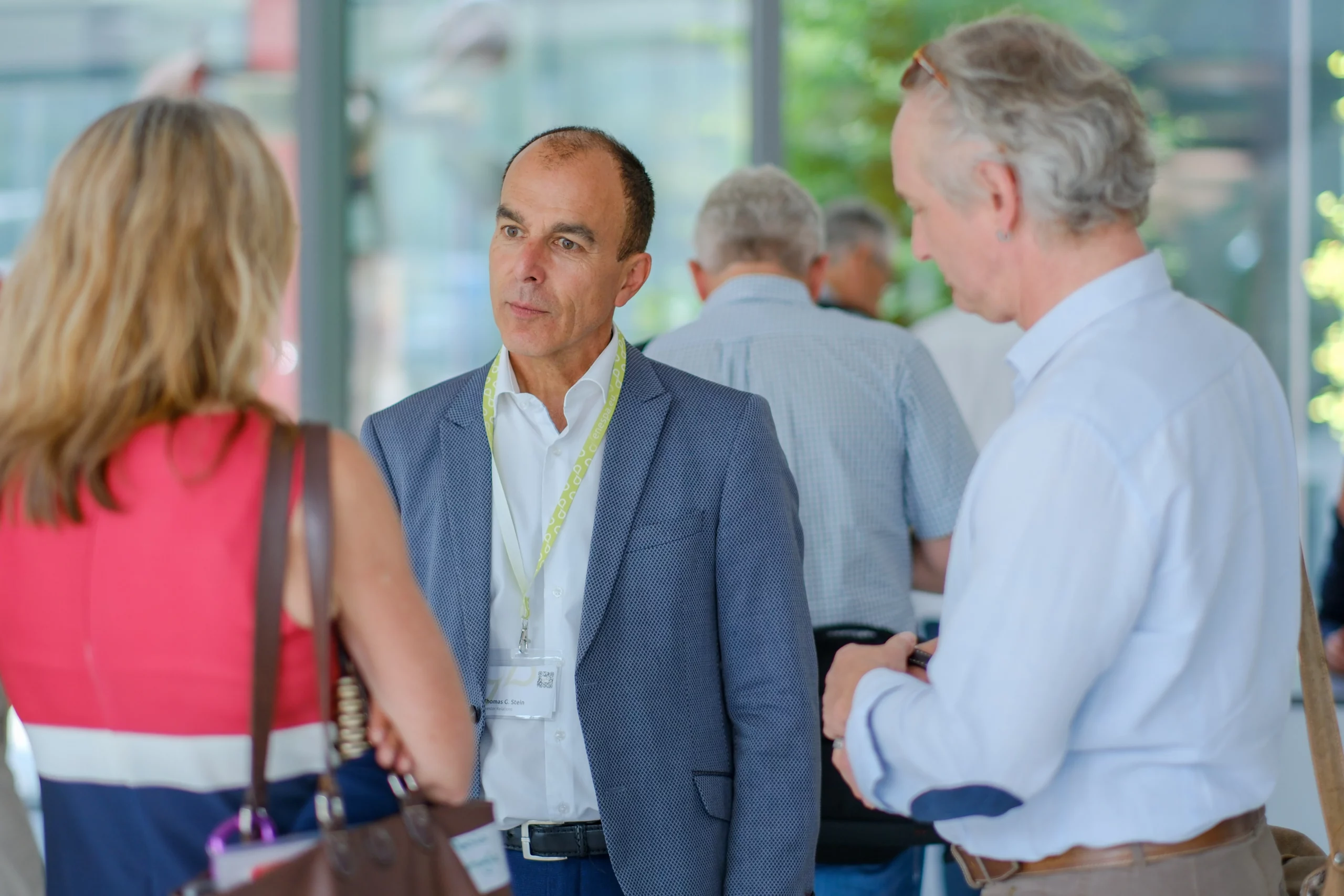 Thomas Stein, Investor Relations Mitarbeiter der enespa ag, im Gespräch mit Gästen.