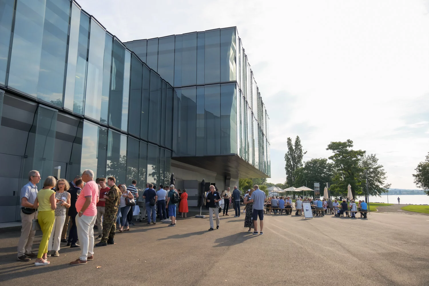 Investorinnen und Investoren verpflegen sich beim Catering vor dem Würth Haus in Rorschach.