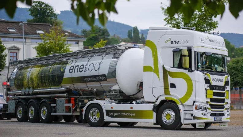 The enespa tanker lorry with a full tank of chemically recycled gas oil. Living oil refinement.