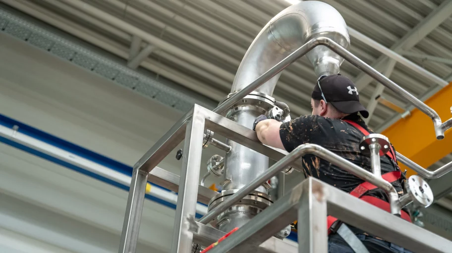 Servicetechnik in luftiger Höhe an der Inbetriebnahme einer Anlage.