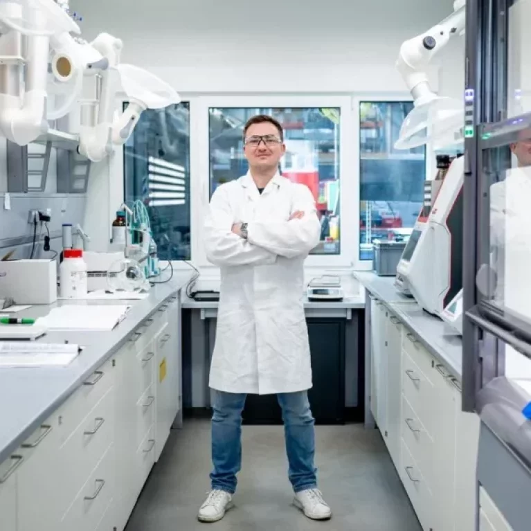 Dr rer. nat. Albert Paparo, laboratory manager and doctor of chemistry, in his laboratory