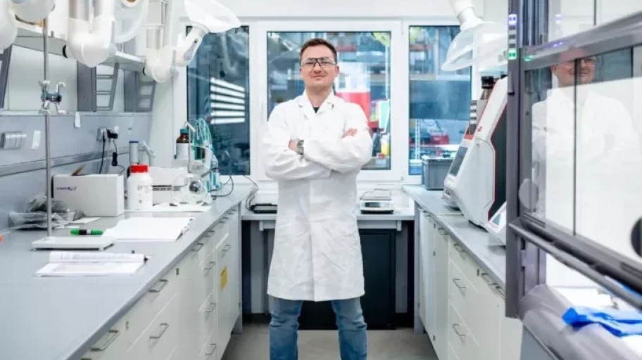 Dr rer. nat. Albert Paparo, laboratory manager and doctor of chemistry, in his laboratory