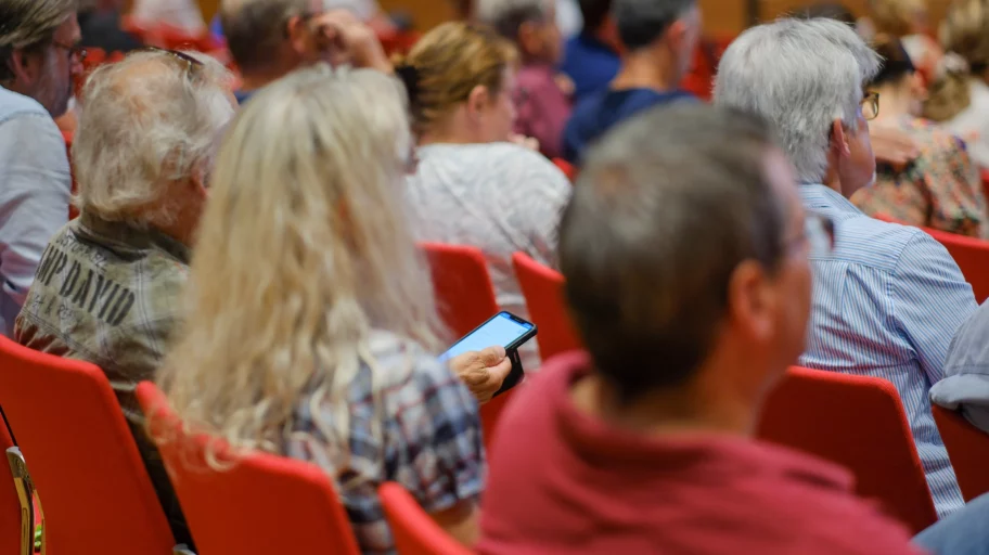 Akionärinnen und Aktionäre der enespa ag bei der elektronischen Abstimmung im Plenum des Würth Hauses in Rorschach St.Gallen.