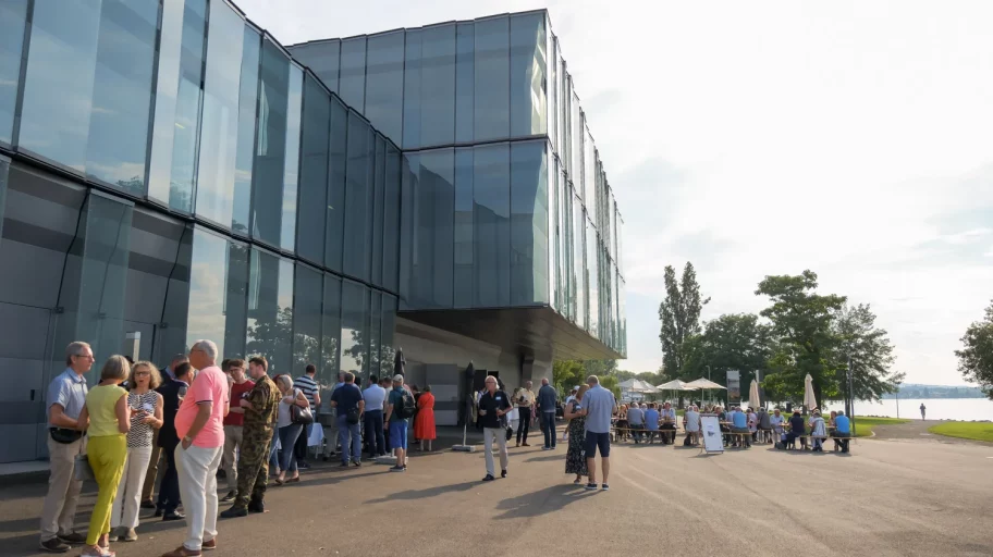 Investorinnen und Investoren verpflegen sich beim Catering vor dem Würth Haus in Rorschach.