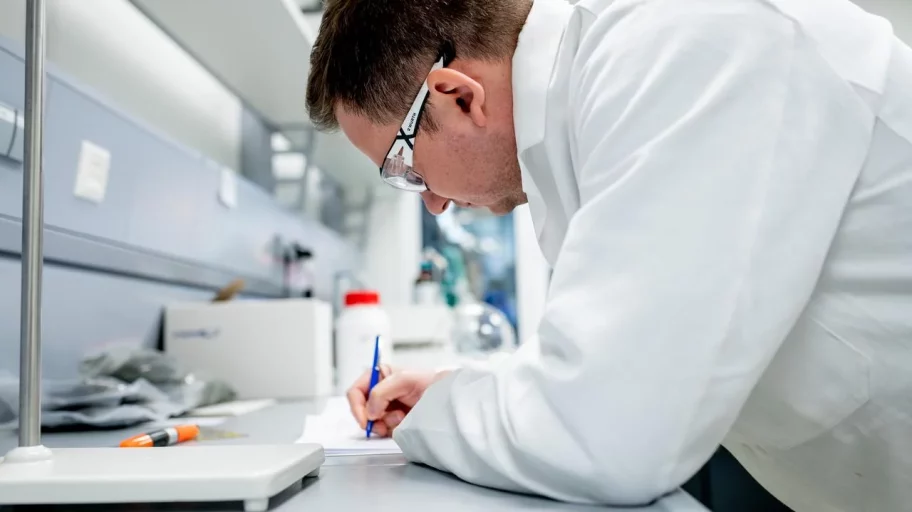 Dr rer. nat. Albert Paparo, laboratory manager and doctor of chemistry, at work in his laboratory.