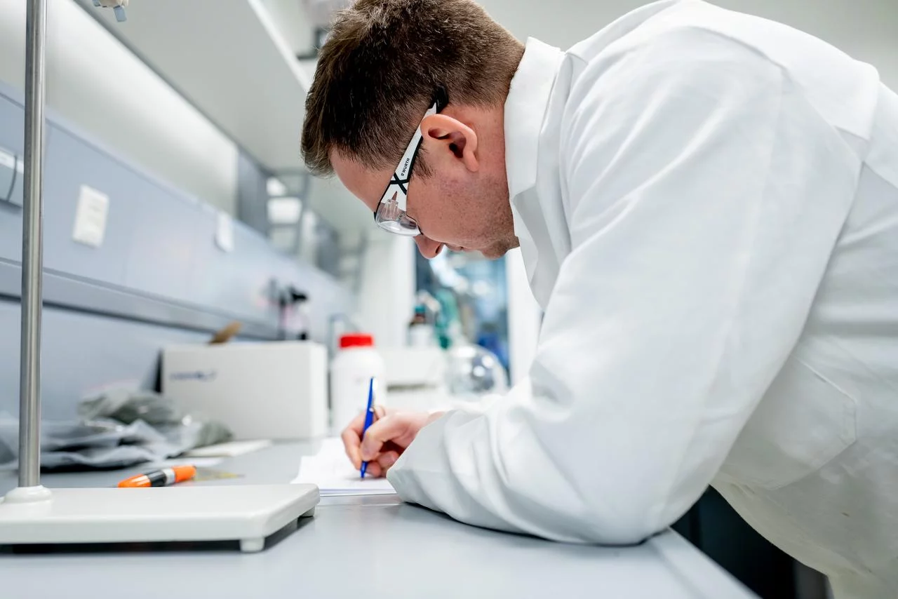 Dr rer. nat. Albert Paparo, laboratory manager and doctor of chemistry, at work in his laboratory.